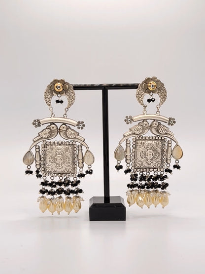 Reva Square earrings with pearls and black beads